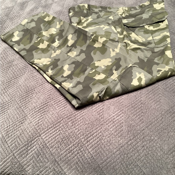 Jeanetix mens camouflage cargo pants, size W44/L33 inches - Picture 2 of 11